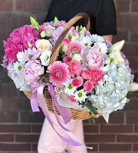 Цветочная композиция из Розы, Хризантемы, Пионы и Лизиантусы в корзине в Яндаре