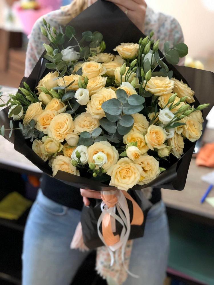 Букет цветов из: Розы и Лизиантусы в Яндаре