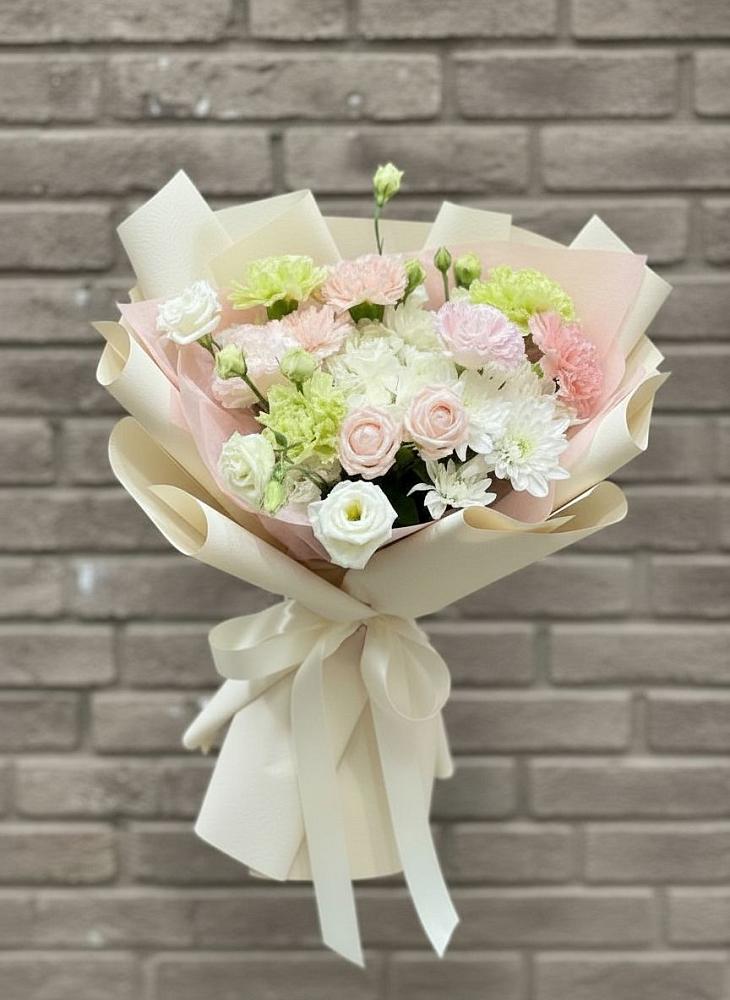 Букет цветов из: Гвоздики, Розы, Лизиантусы и Хризантемы в Яндаре