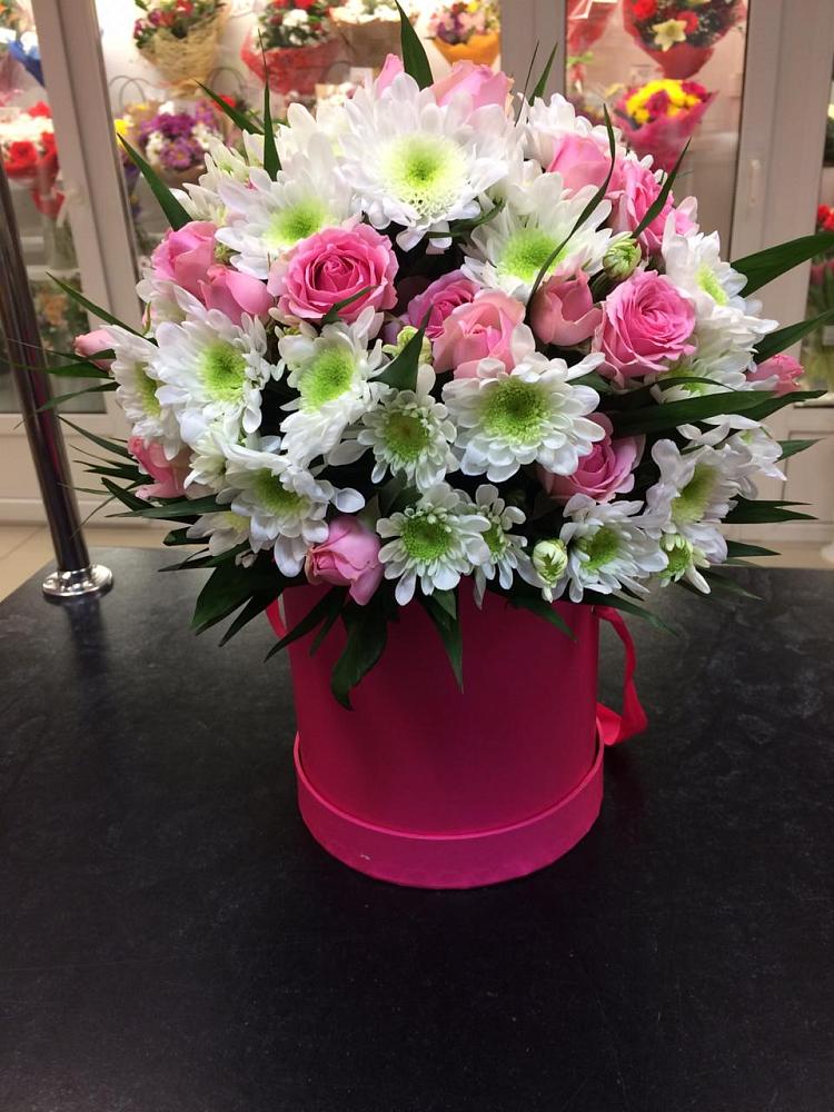 Цветочная композиция из Розы и Хризантемы в шляпной коробке в Яндаре