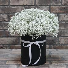 Цветочная композиция из Гипсофила в шляпной коробке в Яндаре
