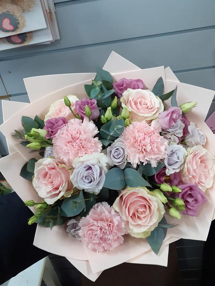 Букет цветов из: Розы, Гвоздики и Лизиантусы в Яндаре