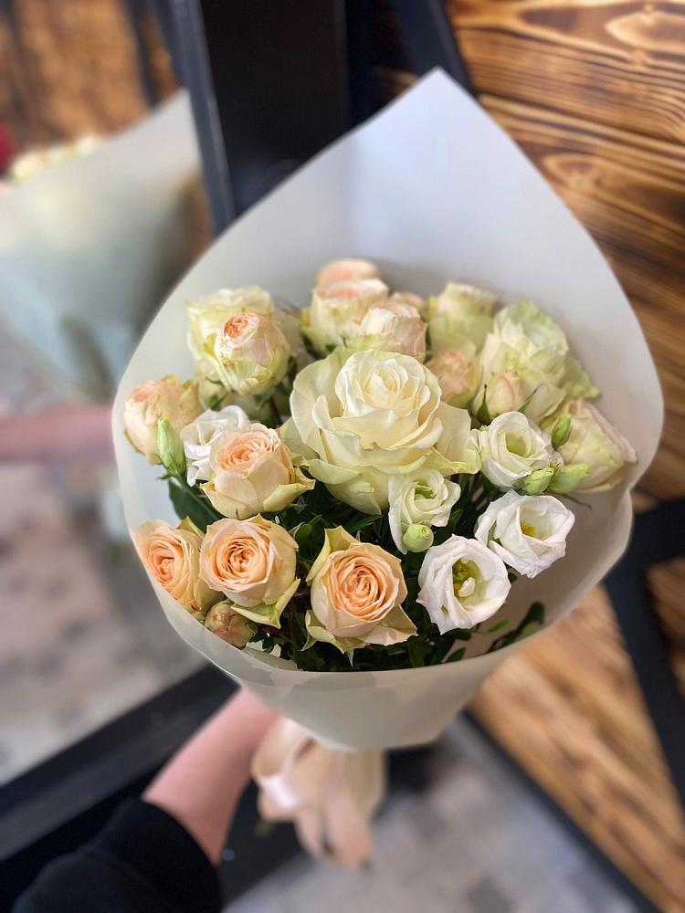 Букет цветов из: Розы и Лизиантусы в Яндаре